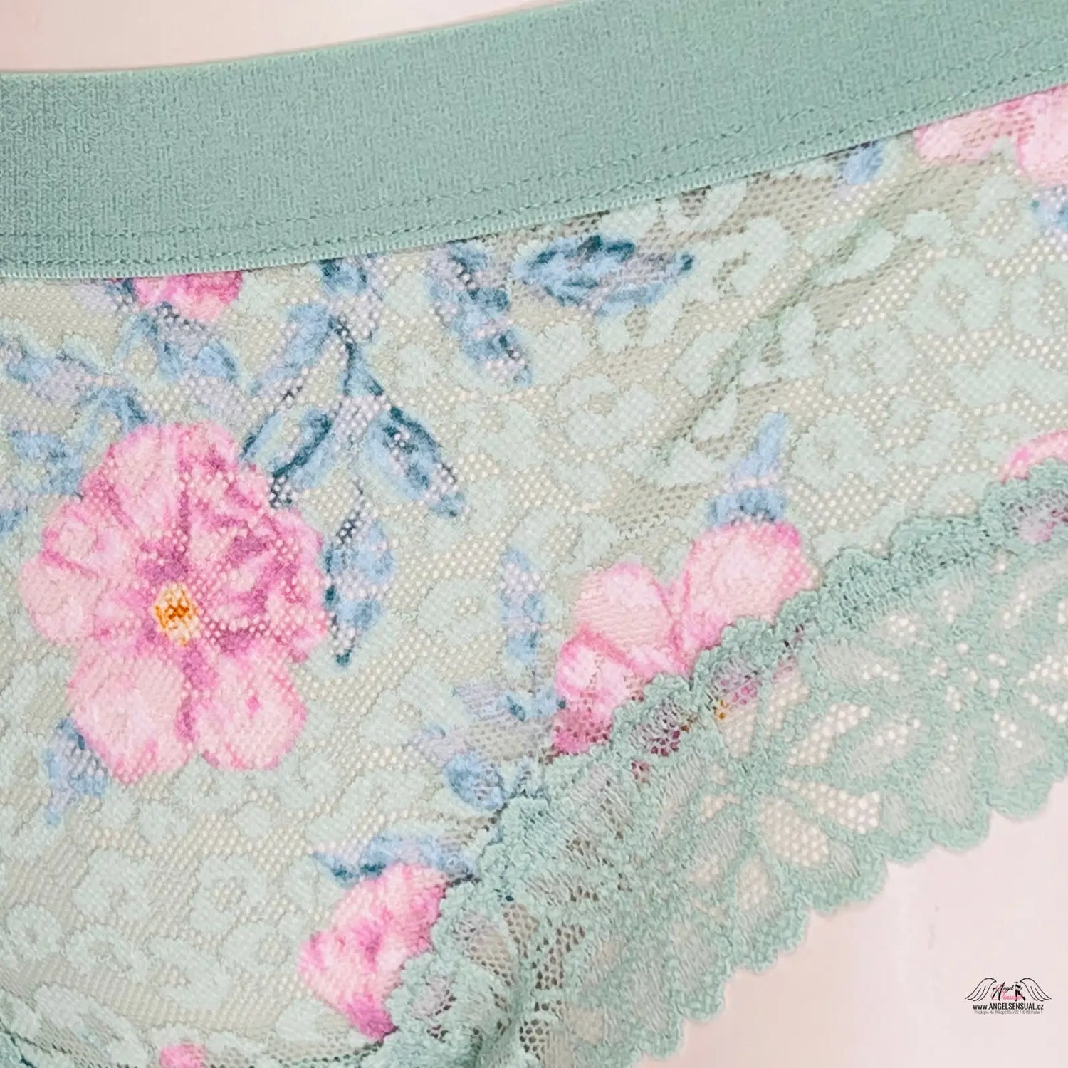 Detailní záběr sexy cheekster Kalhotky Cheekster s gepardím vzorem a květinami