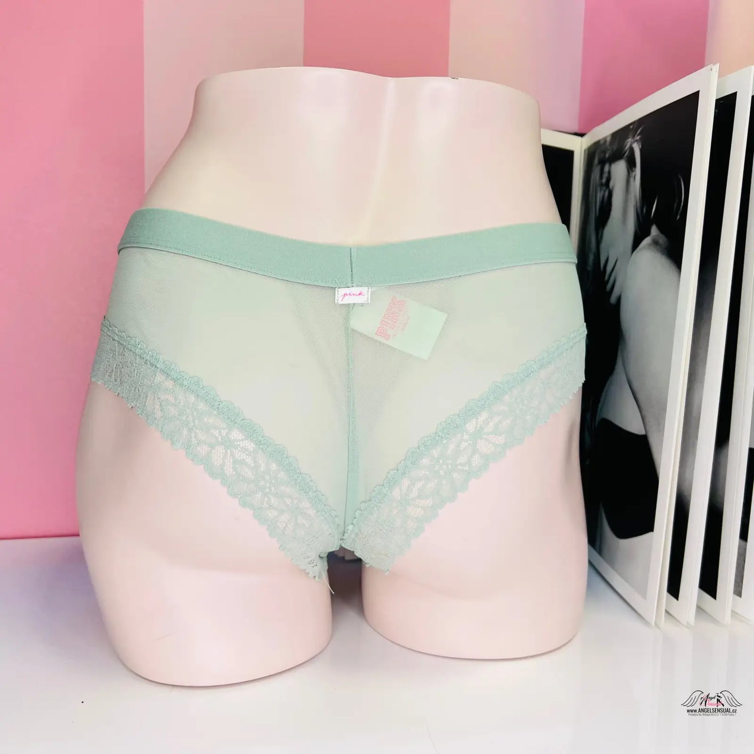 Žena v sexy cheekster gepardím vzorem a bílém podprsníku na produktu PINK Kalhotky Cheekster Síťované Květiny