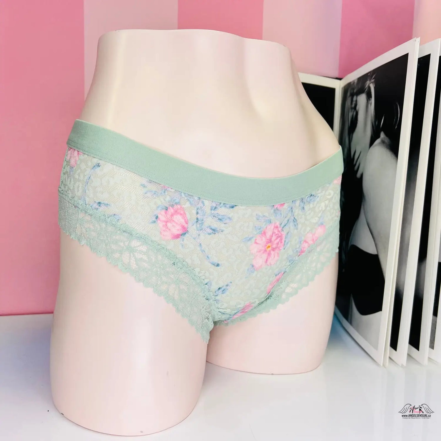 Ženská mannequins v sexy cheekster s gepardím vzorem a květinovým motivem