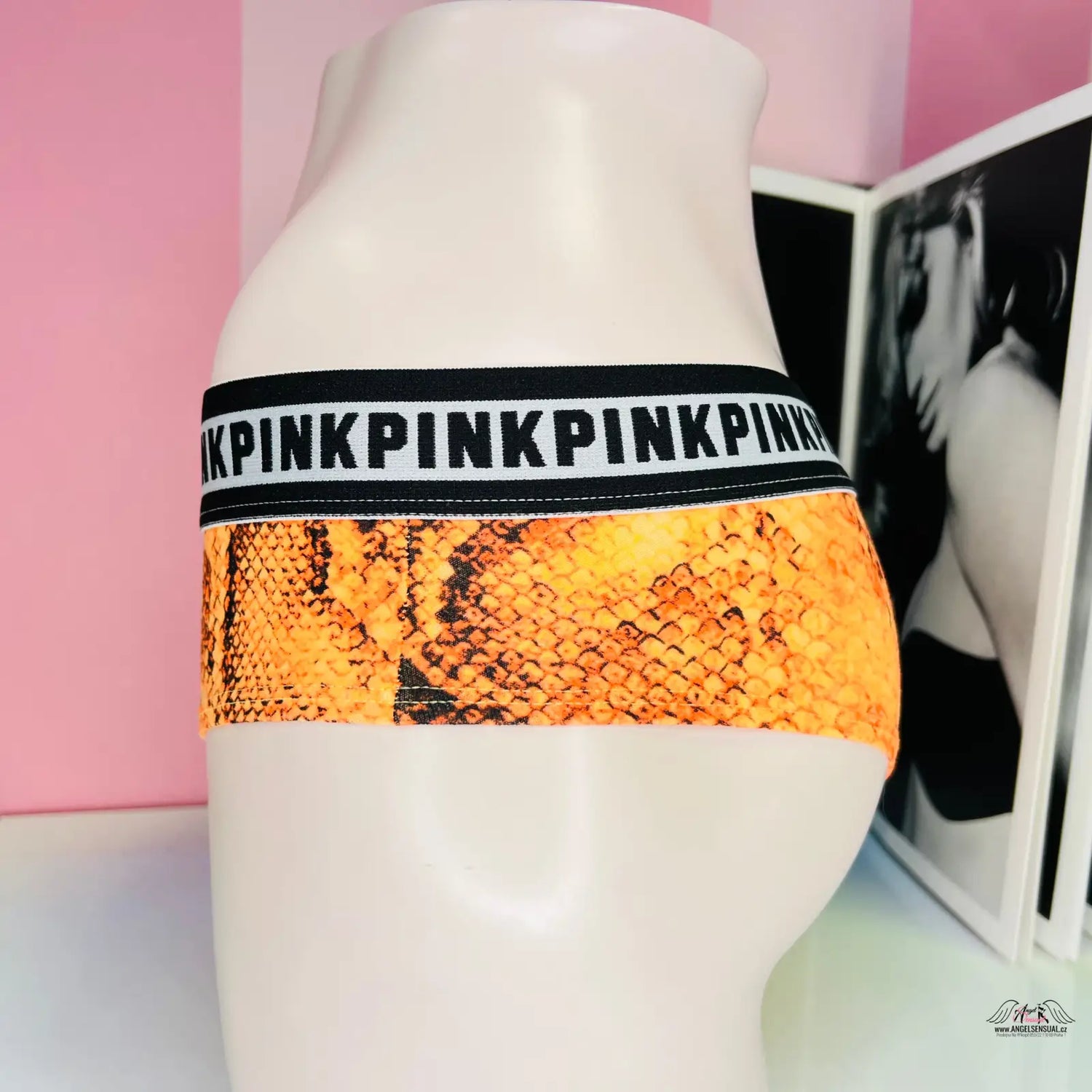 Bílá váza s žlutým hadím vzorem na produktu PINK Kalhotky Hadí Vzor pro výjimečný look