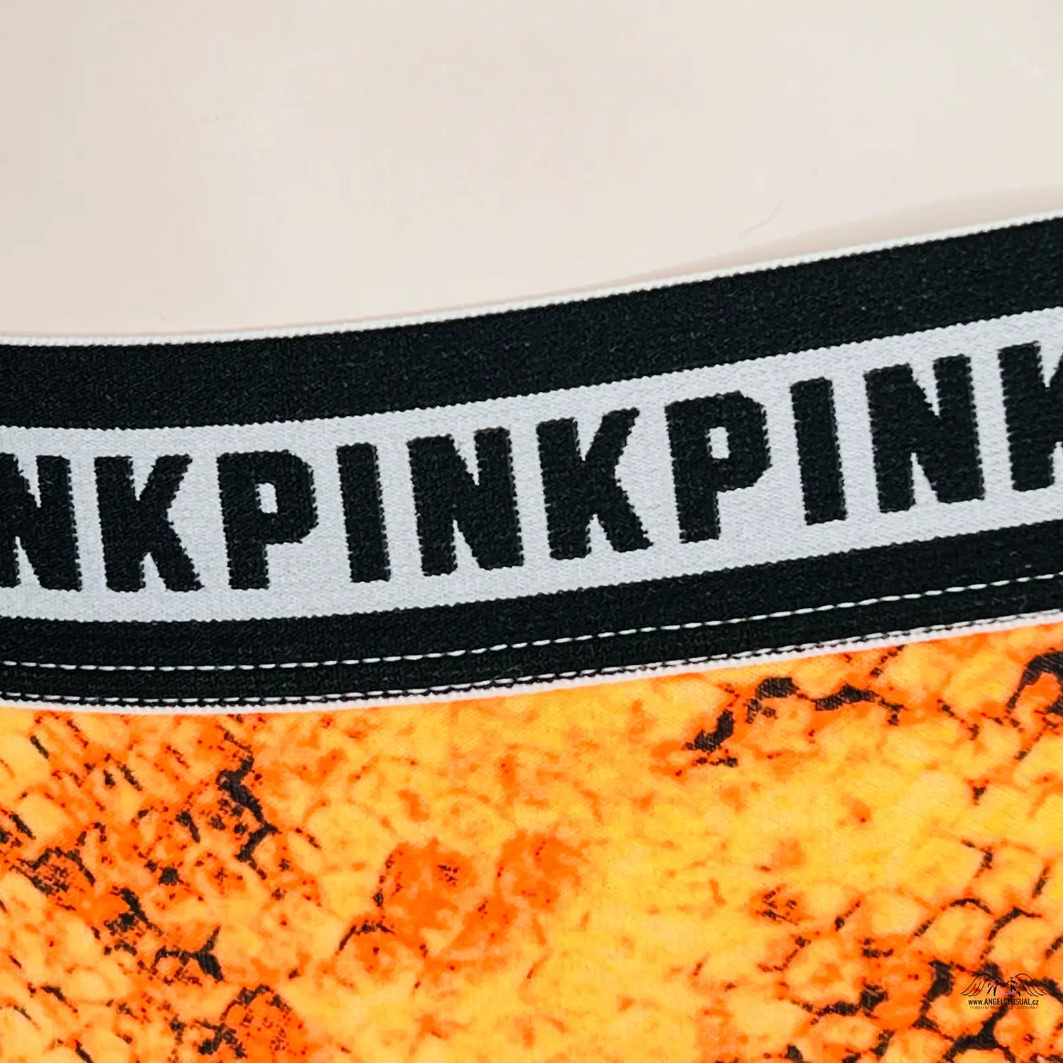 Hadím vzorem barevné kalhotky PINK Kalhotky Hadí Vzor s černou a oranžovou mašlí