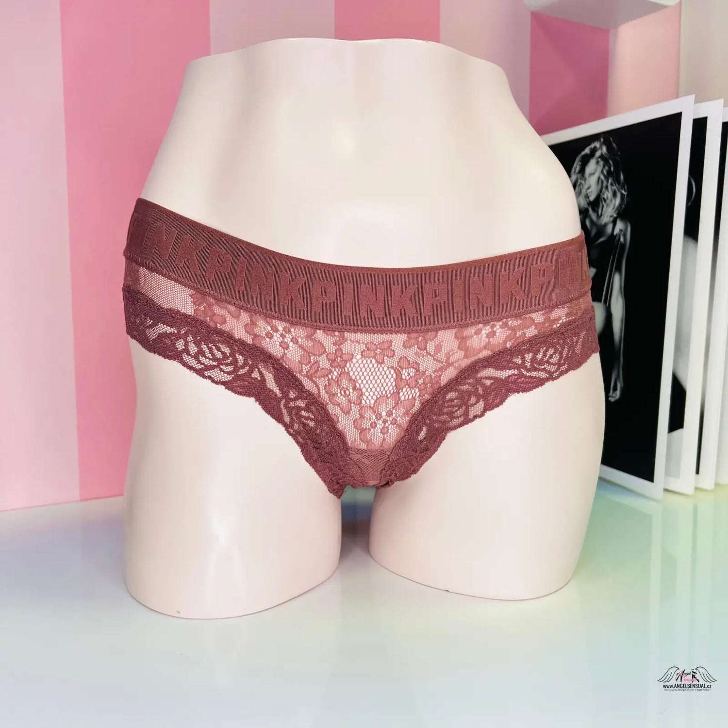 Pink krajkové kalhotky s širokou gumou pink na modelu, ideální pro něžné chvíle