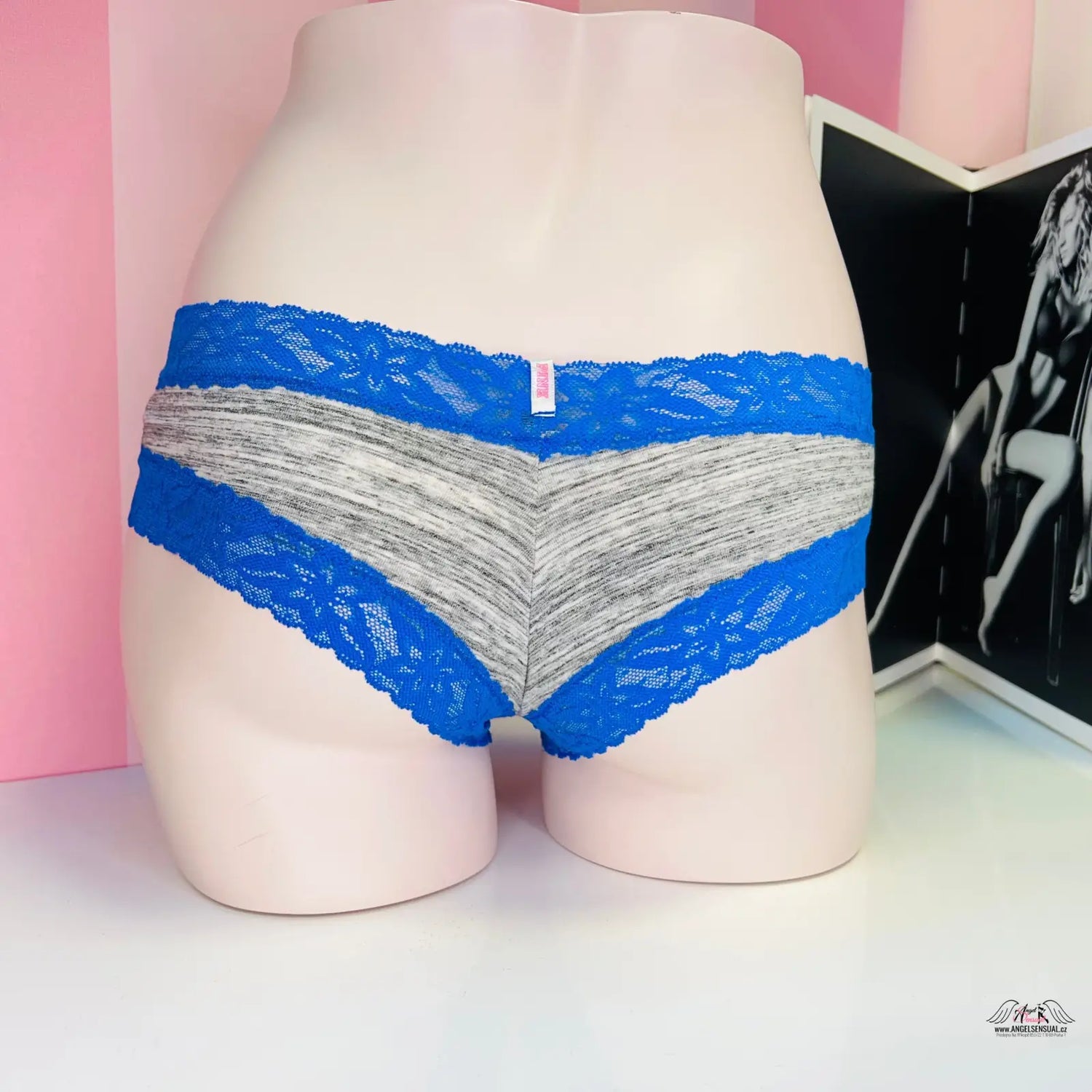 Pohodlné bavlněné cheekster s jemnou krajkou a šedobílé pruhované kalhotky