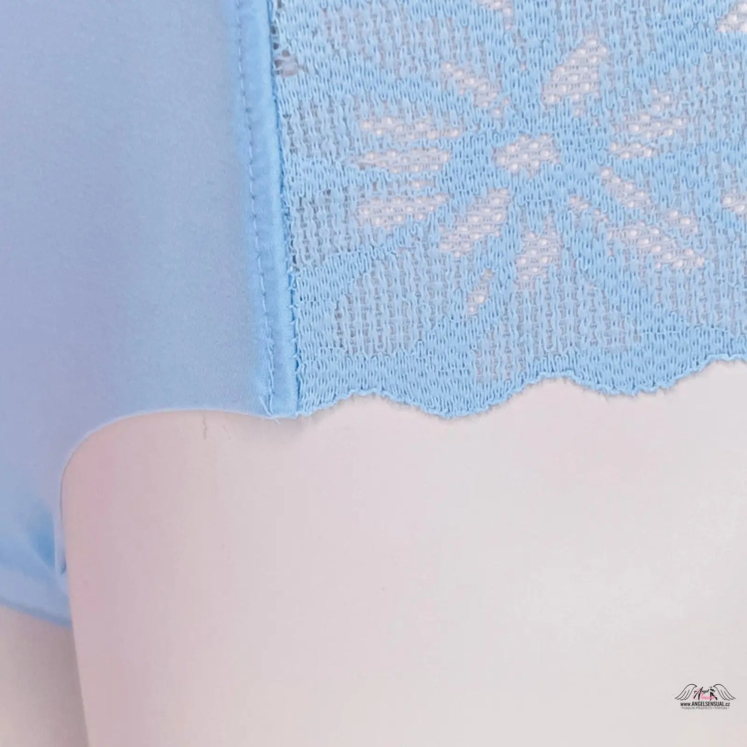 Žena v modrých krajkových kalhotkách PINK Kalhotky s Krajkovou Elegancí, lingerie