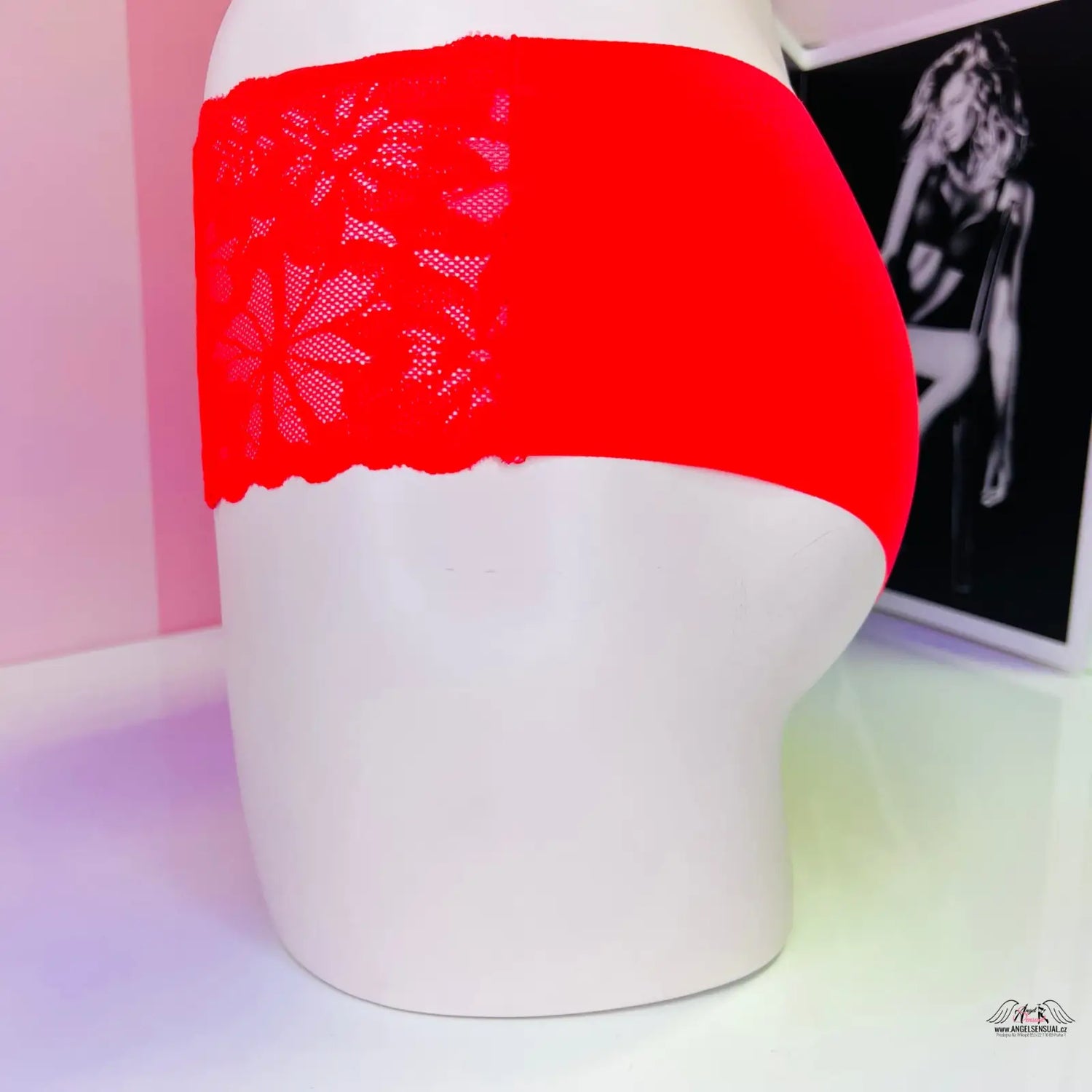 Bílý mannequin s červenou krajkou, PINK Kalhotky s Krajkovou Elegancí, lingerie
