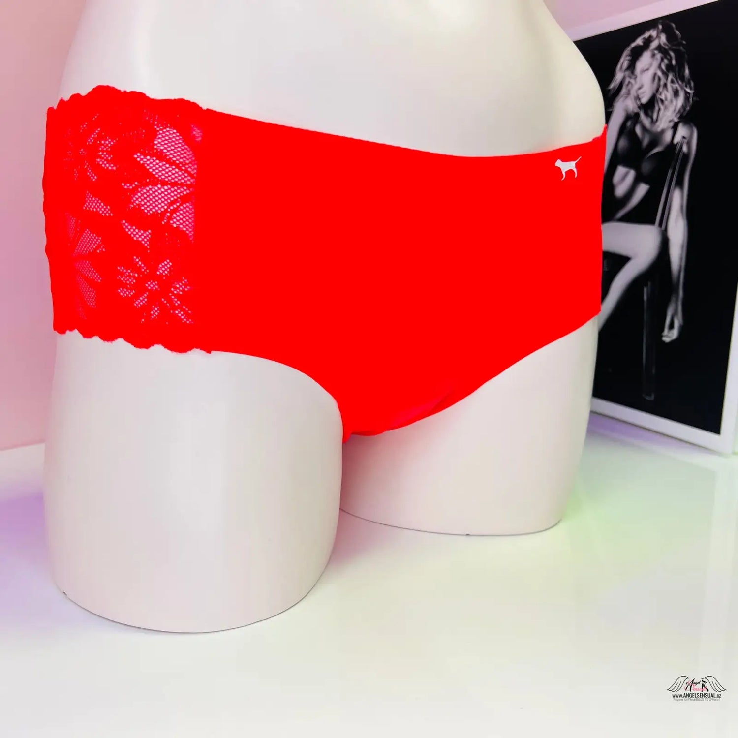 Bílá manekýnka s PINK Kalhotky s Krajkovou Elegancí ve stylu cheekster tanga