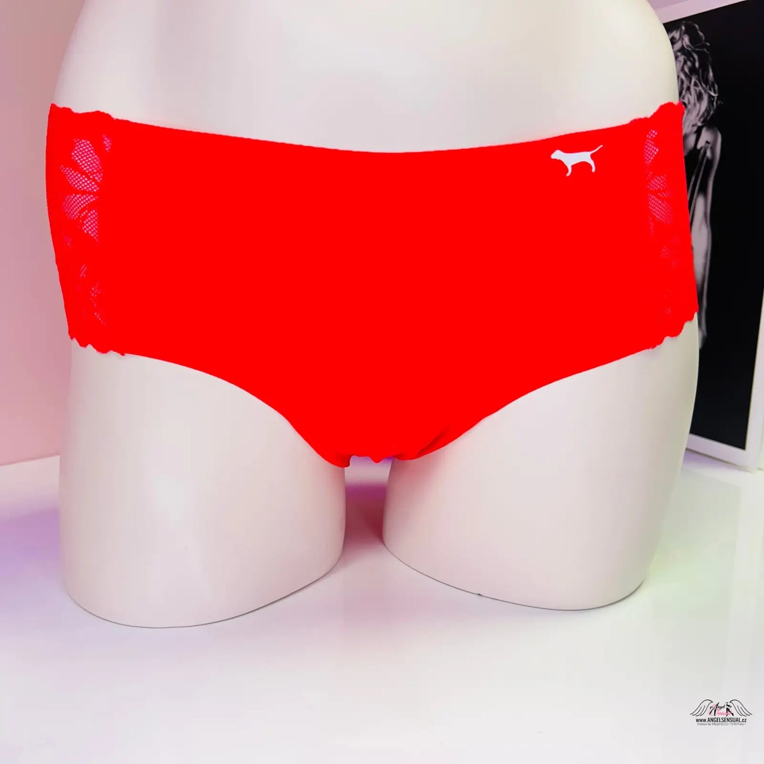 Bílá manekýnka s PINK Kalhotky s Krajkovou Elegancí v kategorii apparel & accessories