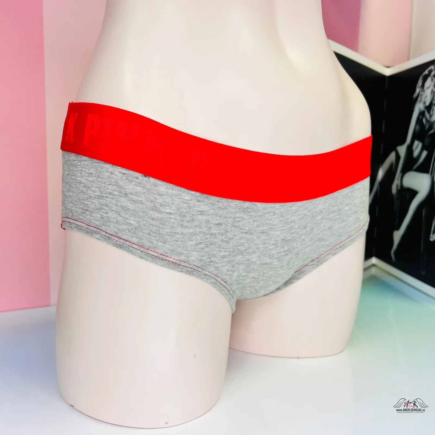 Šedé bavlněné hipster kalhotky PINK s červenou širokou gumou a nápisem