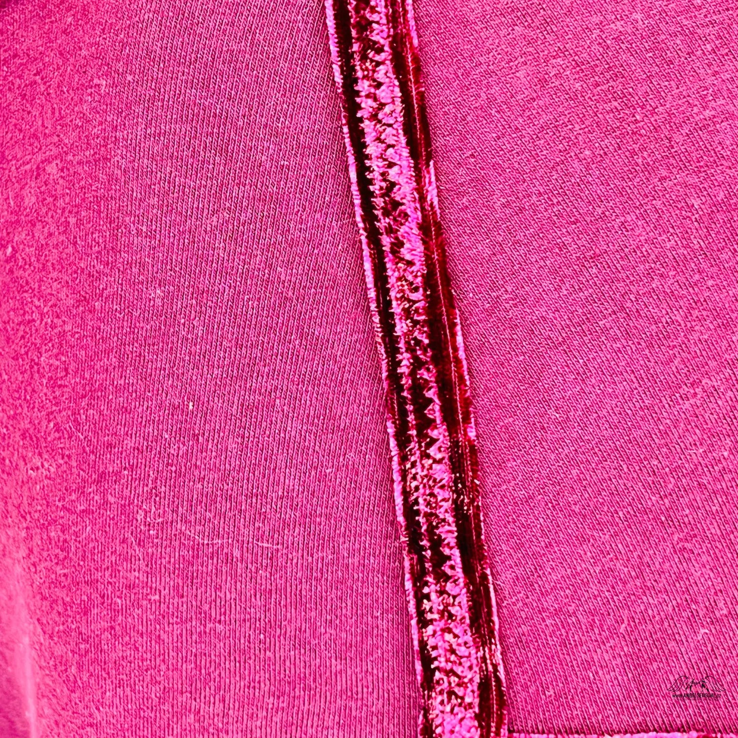Detailní pohled na růžové kalhotky PINK Kalhotky Velvet Trim Shortie s luxusními semišovými okraji