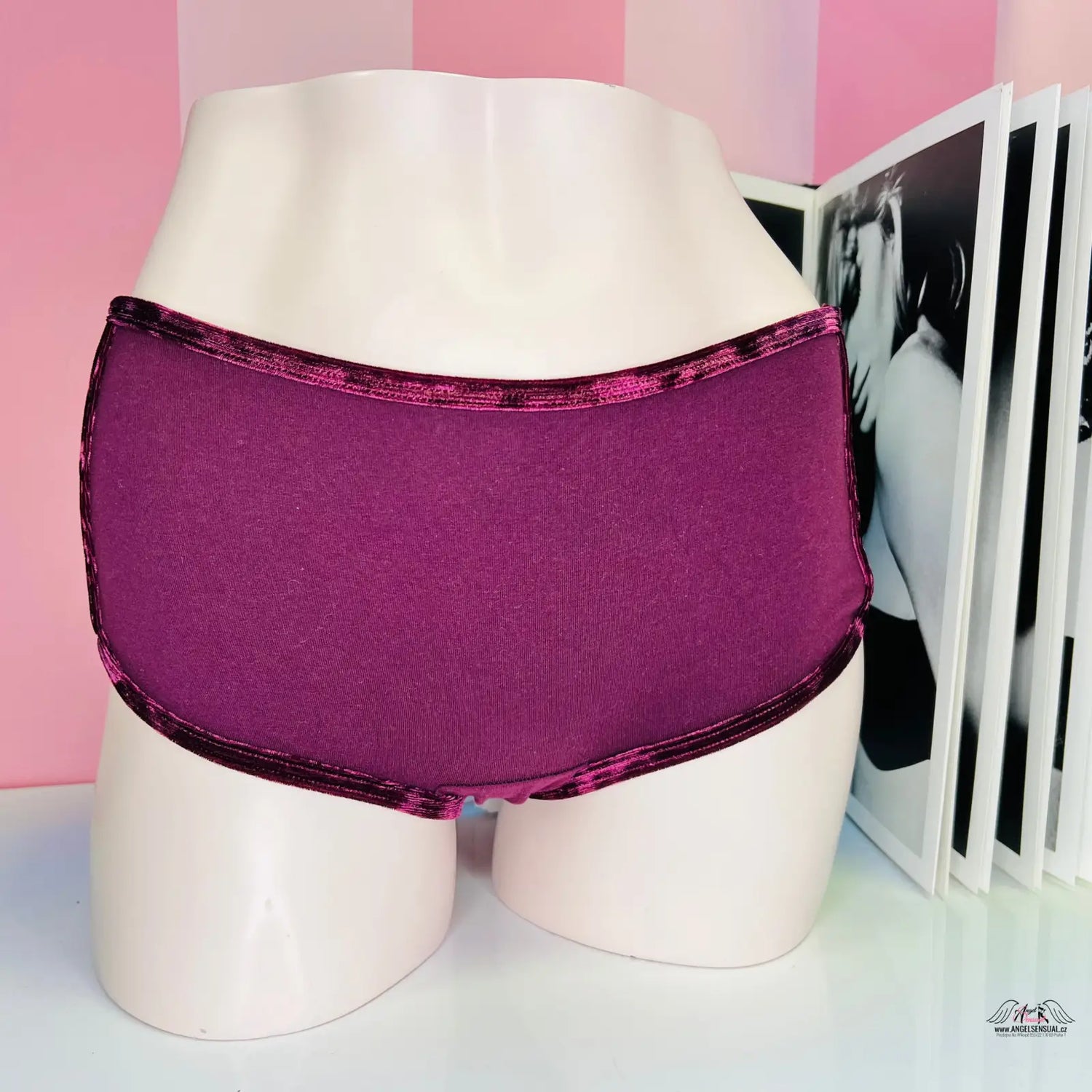 Obrázek dámských kalhotek PINK Kalhotky Velvet Trim Shortie s růžovými a fialovými semišovými okraji