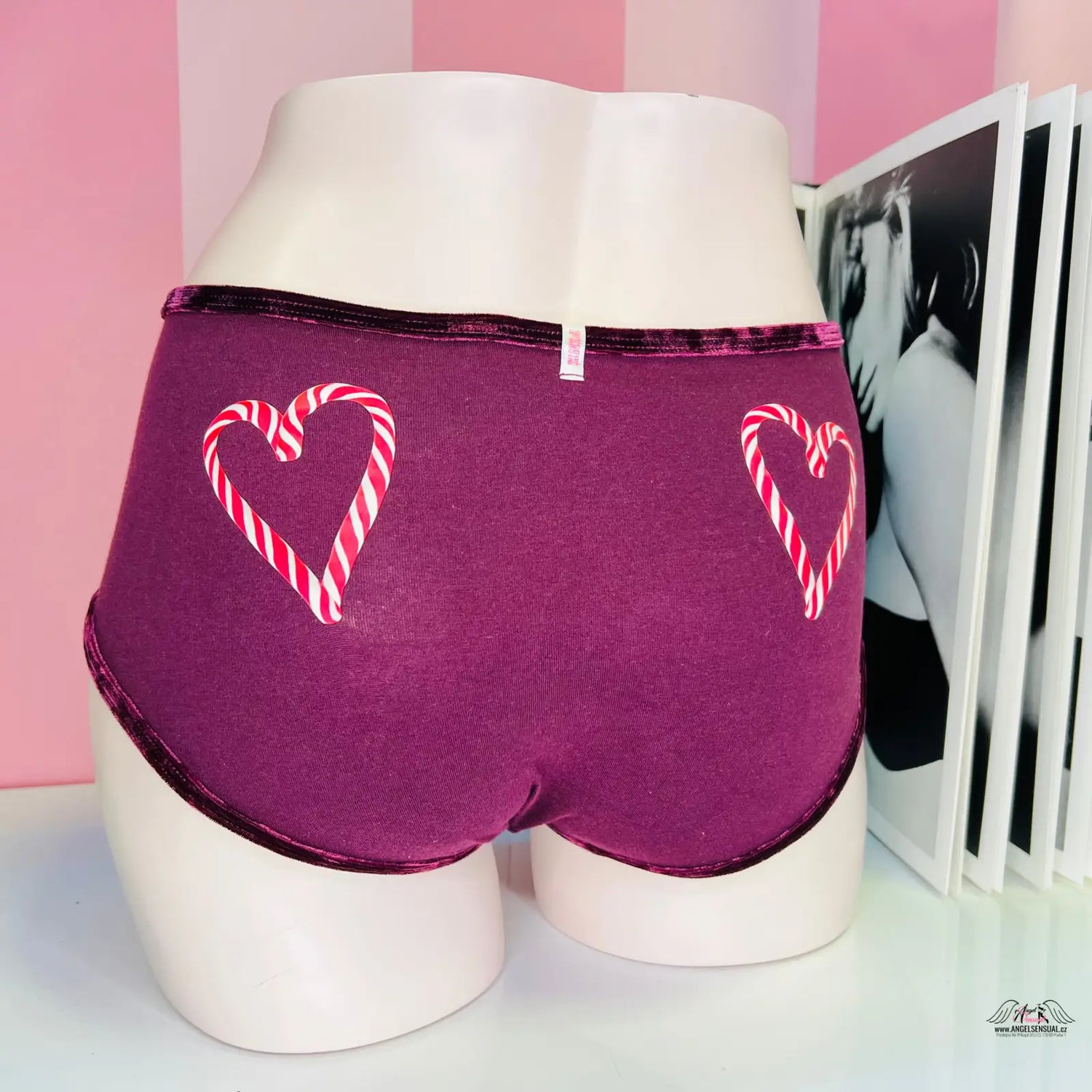 PINK Kalhotky Velvet Trim Shortie s candy a cukrovými holemi, semišovými okraji