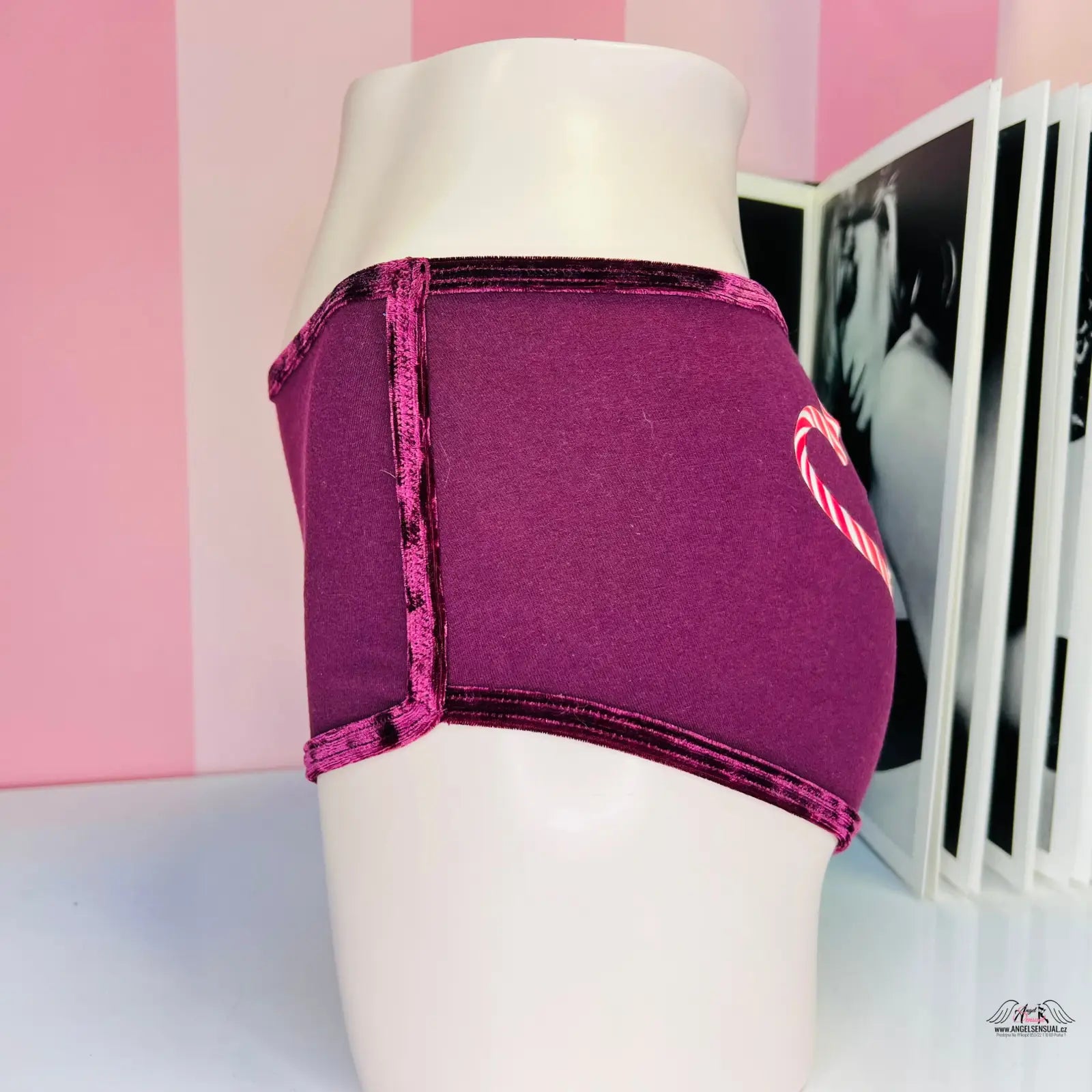 Luxusní semišové okraje na růžovém a fialovém bikinovém topu s růžovou stuhou