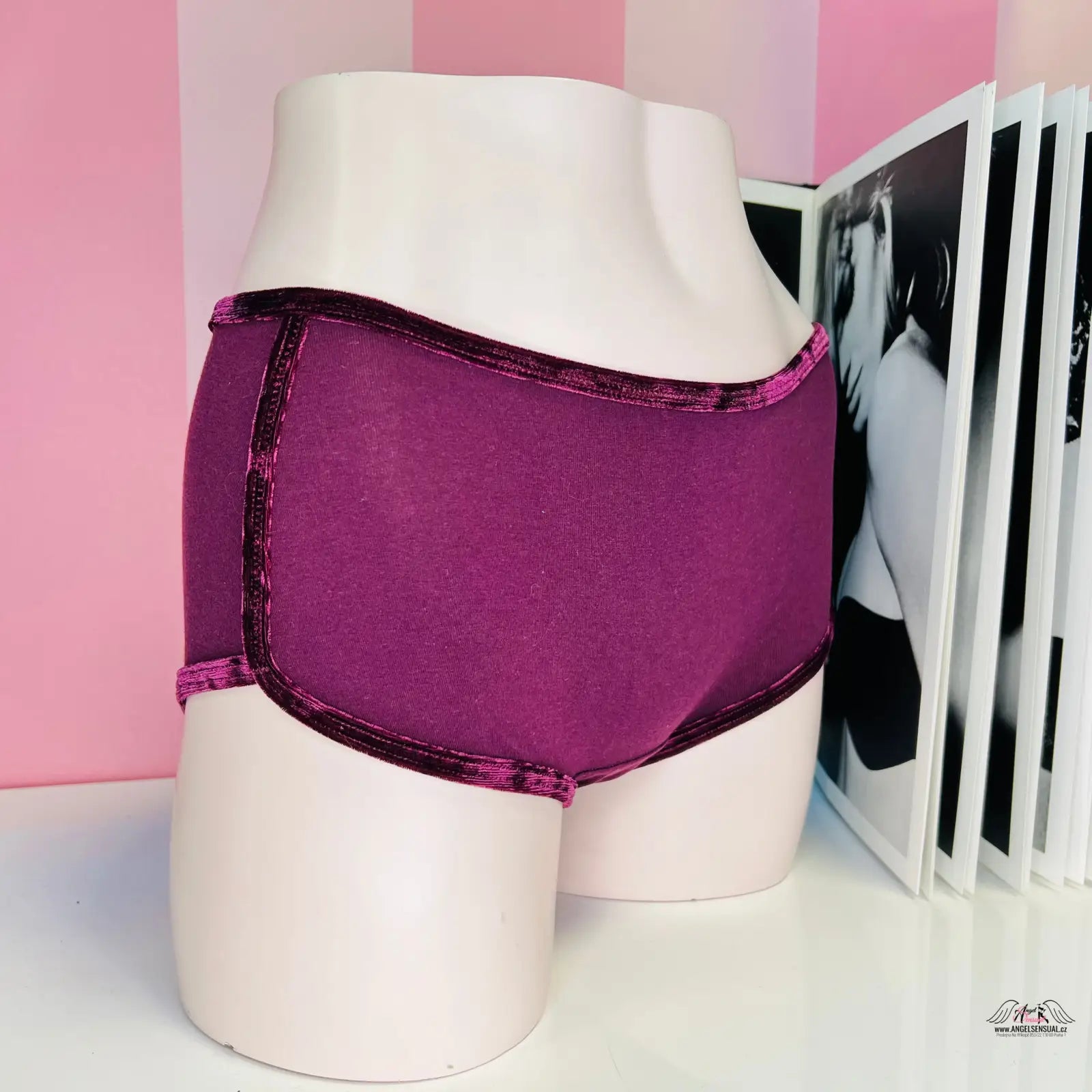Manekýn s PINK Kalhotky Velvet Trim Shortie s luxusními semišovými okraji