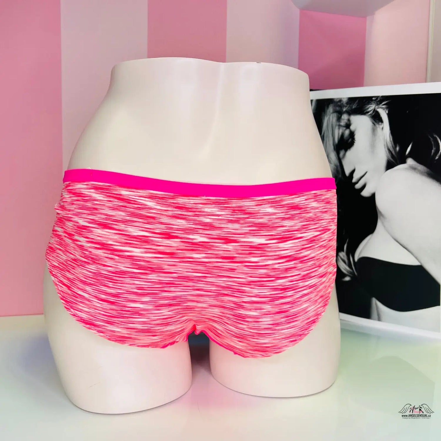 Manekýn spodní část těla v růžových žíhaných kalhotkách s měkkou gumou