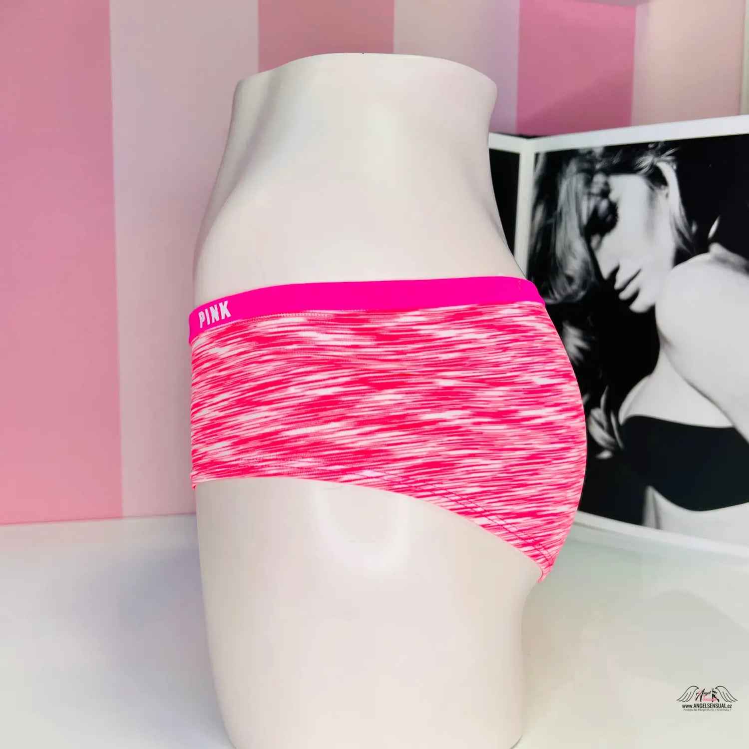 Žíhané kalhotky spodní prádlo s měkkou gumou na manekýnu