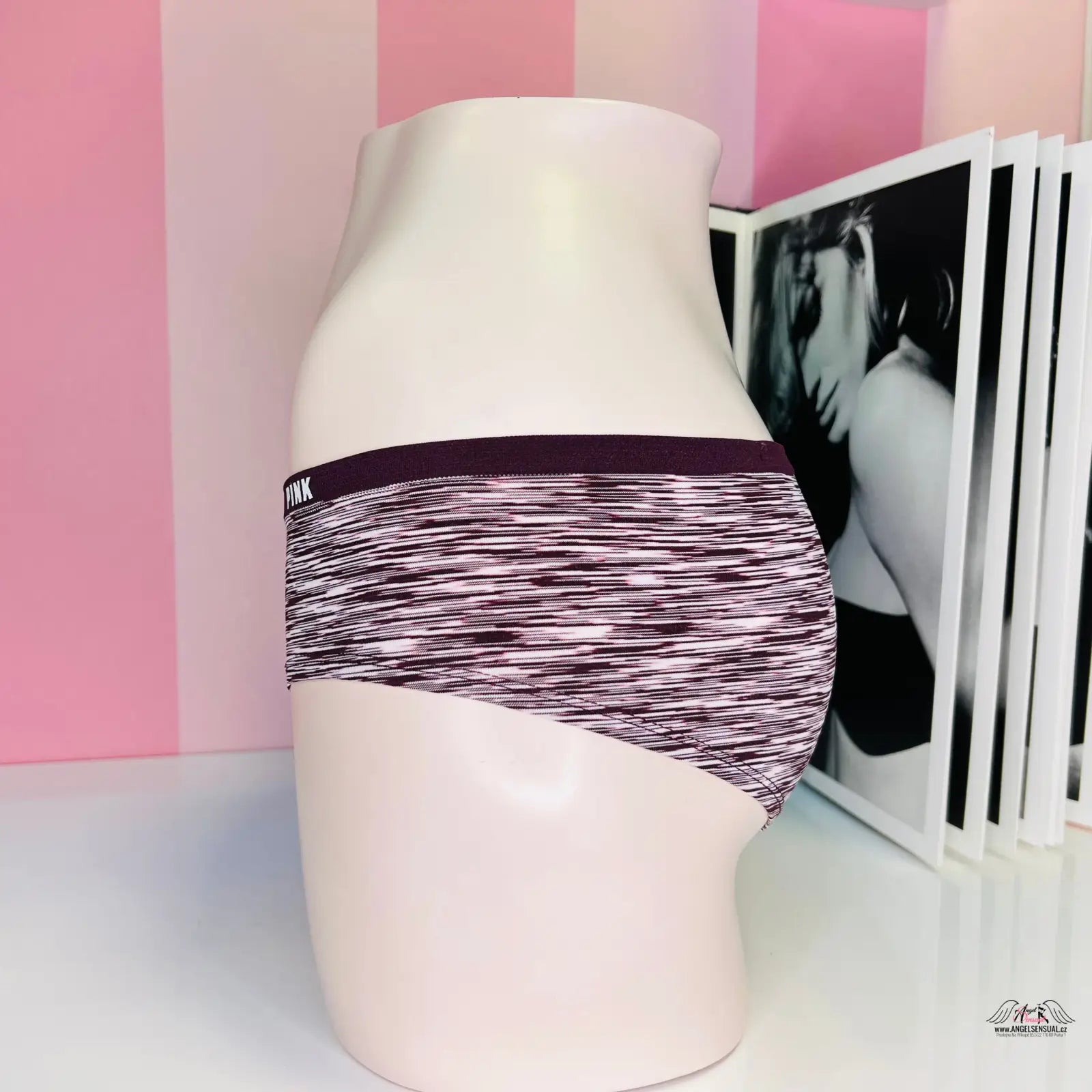 Ceramic vase s fialovo-bílým proužkovaným vzorem kolem středu