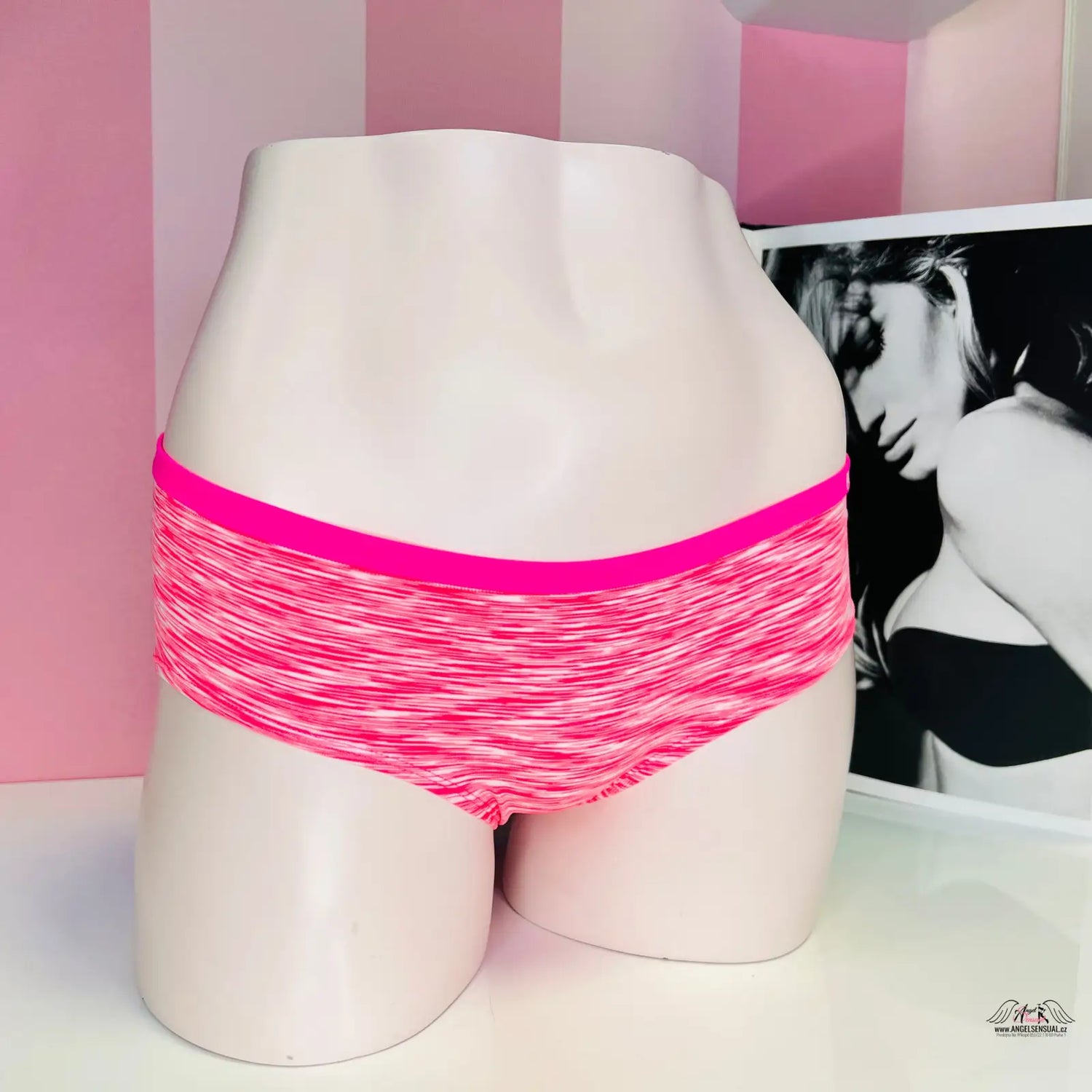 Manekýn spodní část těla v růžových žíhaných kalhotkách s měkkou gumou