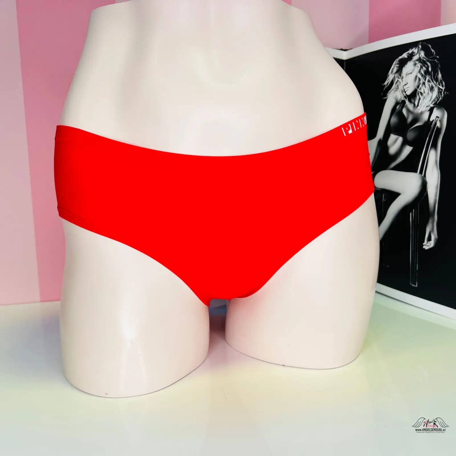 Red underwear s bílým nápisem pink a zlatým nápisem na zadní straně