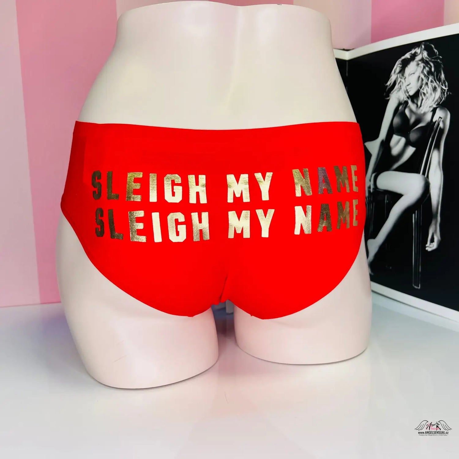 Redové kalhotky s bílým nápisem pink a zlatým nápisem na zadní straně