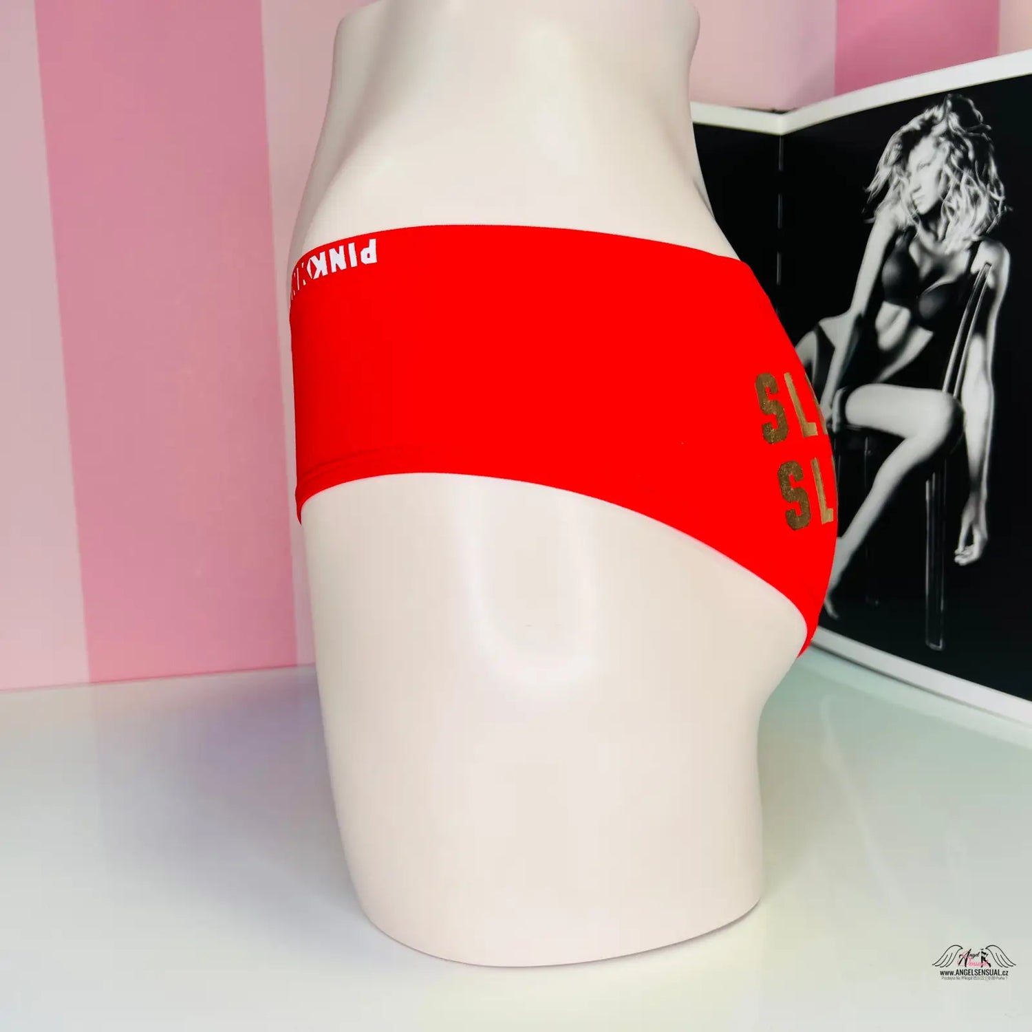 Red underwear with bílým nápisem pink a zlatým nápisem na zadní straně