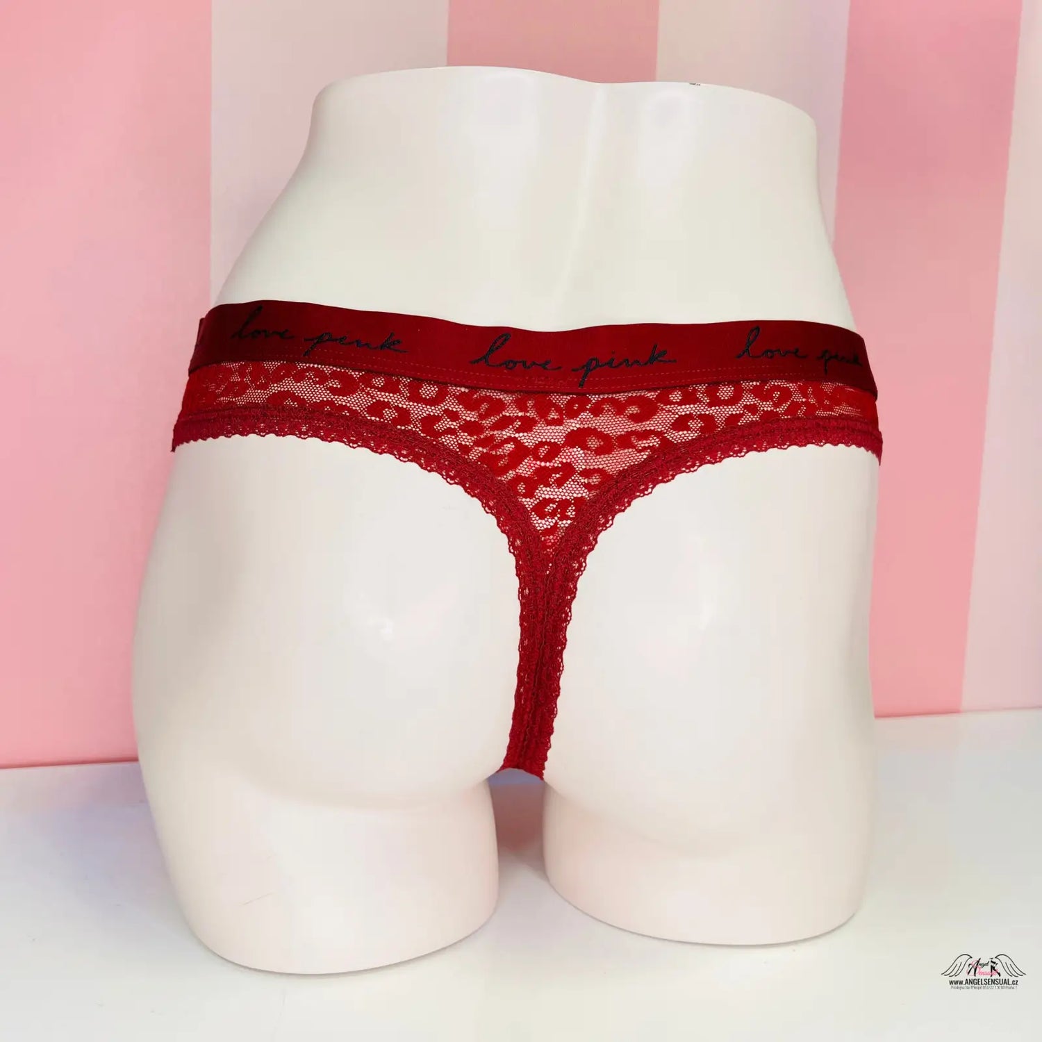 Detail červených krajkových tang s černým krajkovým lemem od Agent Provocateur