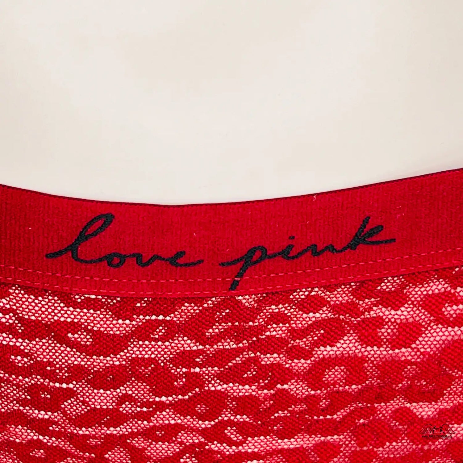 Blízký pohled na červené agent provocateur sexy krajkové tanga s černým nápisem