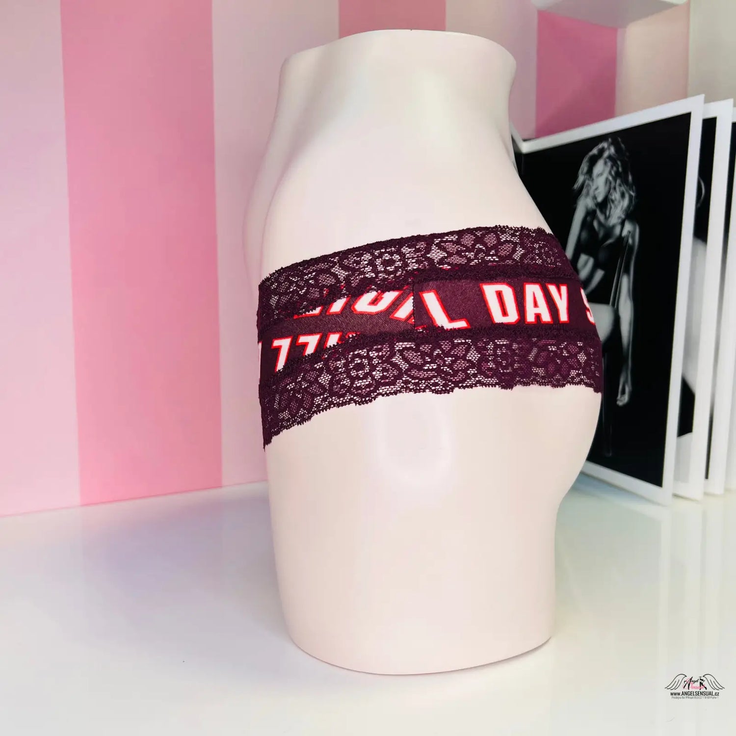 Mannequin torso v burgundy krajkové kalhotky PINK Krajkové Kalhotky s širokou krajkou