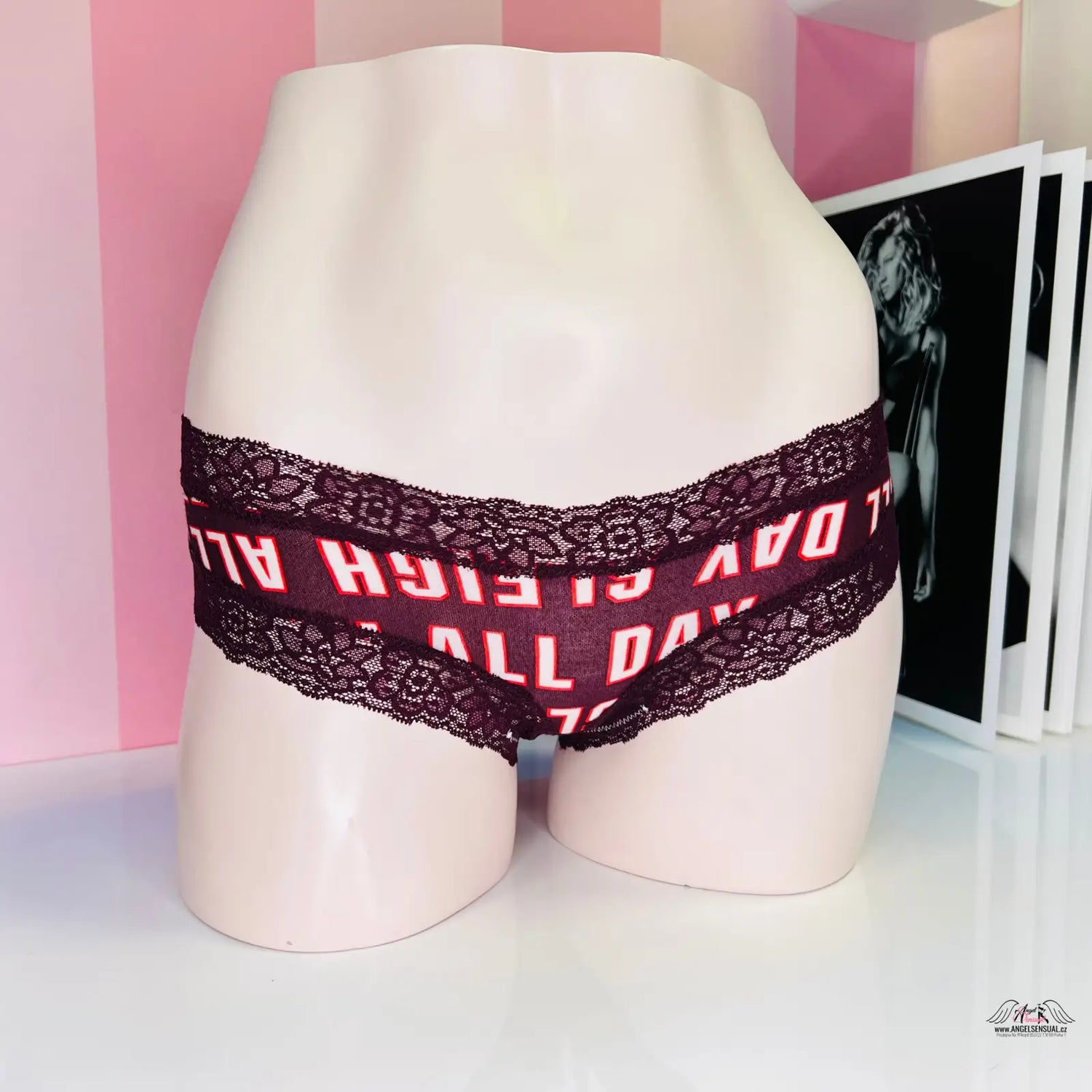 Burgundské krajkové kalhotky s růžovým textem I’M BUSY AVOIDING ALL DAY na mannequinovi