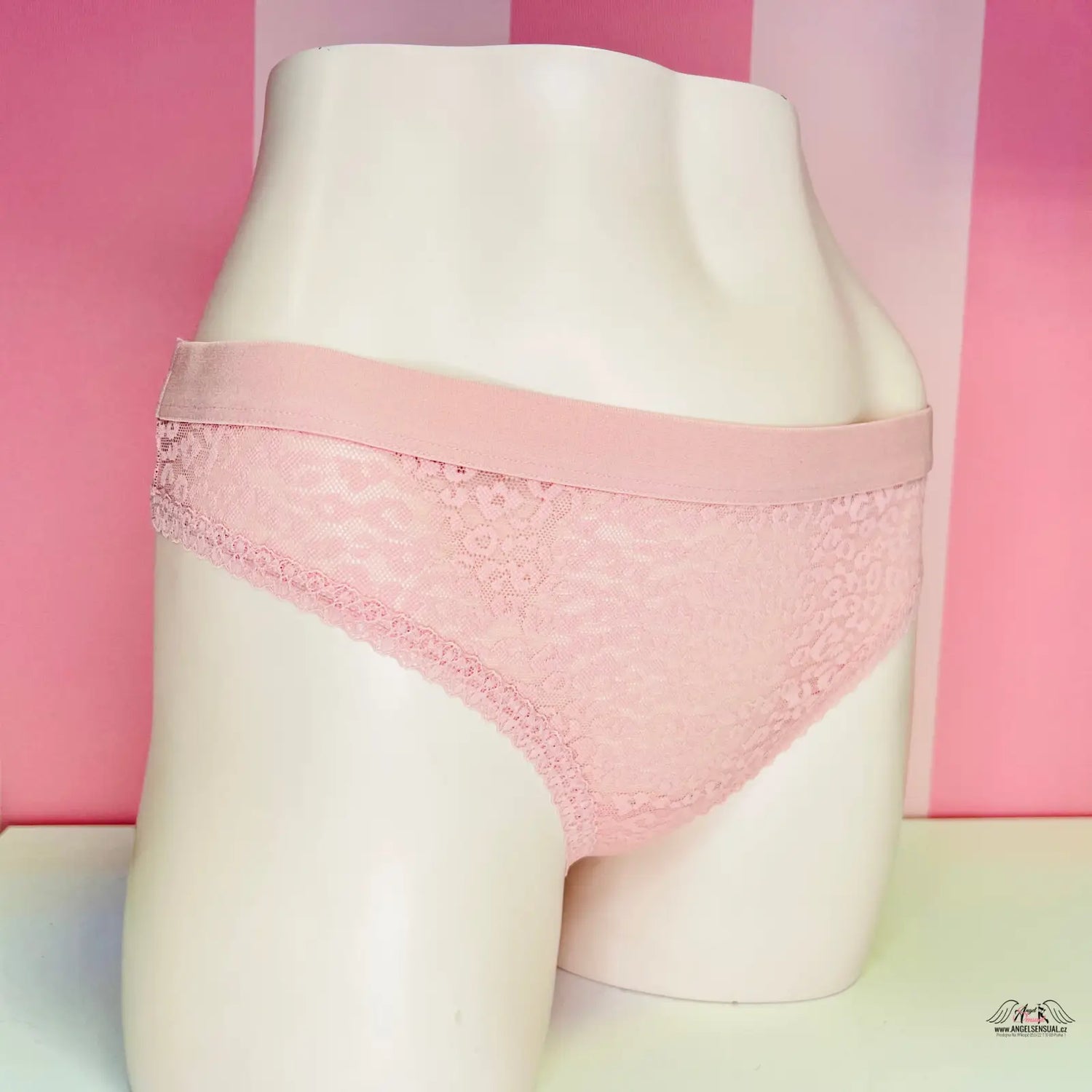 Pink krajkové tanga s gepardím vzorem na bílé mannequin formě, apparel & accessories