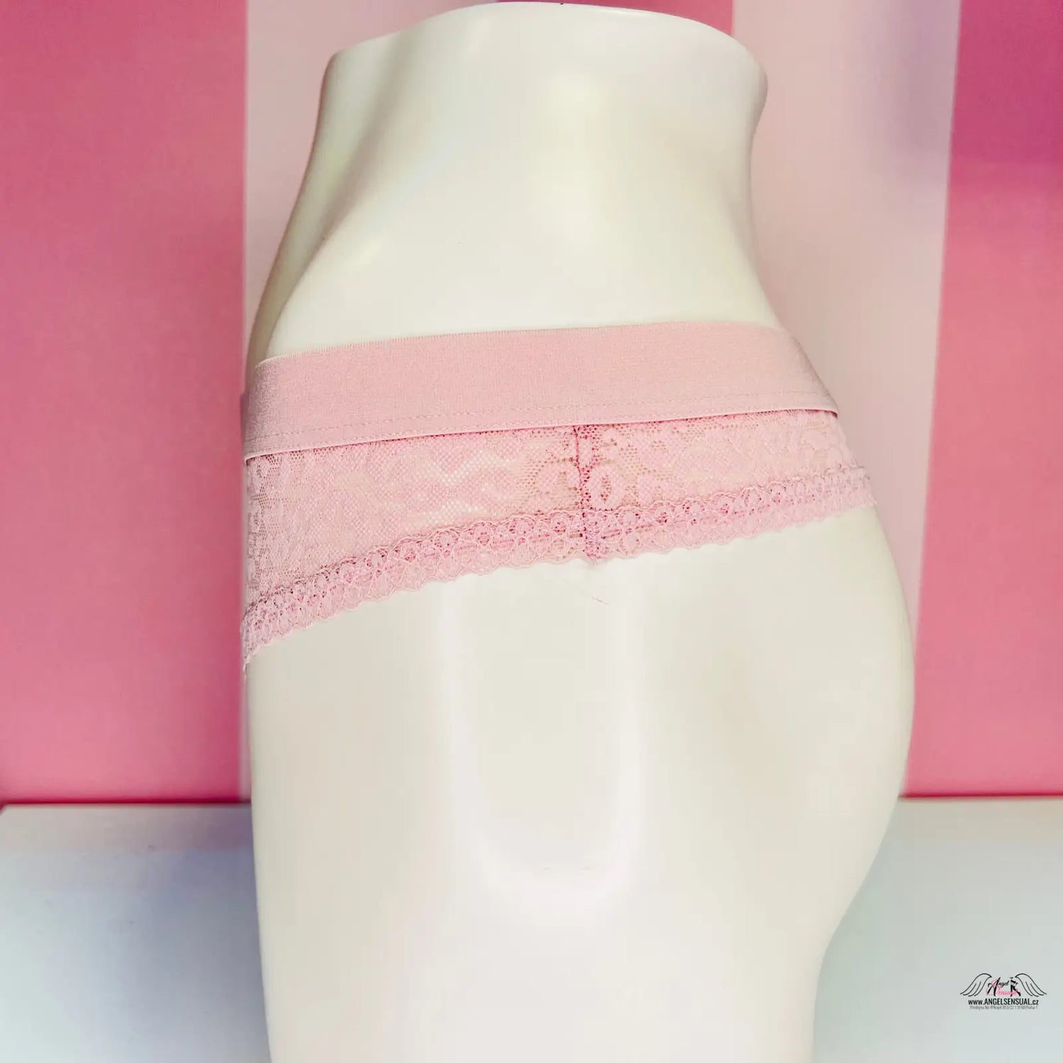 Pinkové krajkové tanga s gepardím vzorem na bílém modelu, ideální do kategorie apparel & accessories