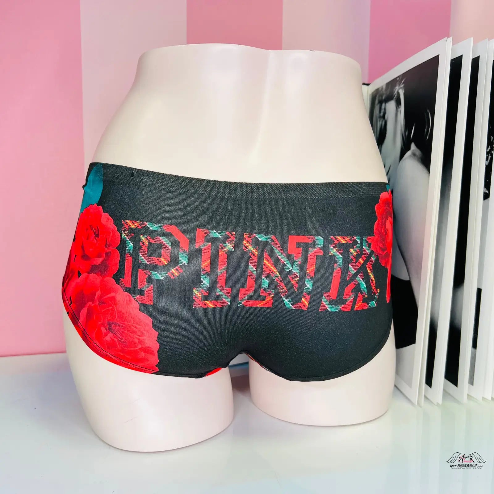 Ženské kalhotky s červeným růžovým motivem, lingerie, apparel & accessories