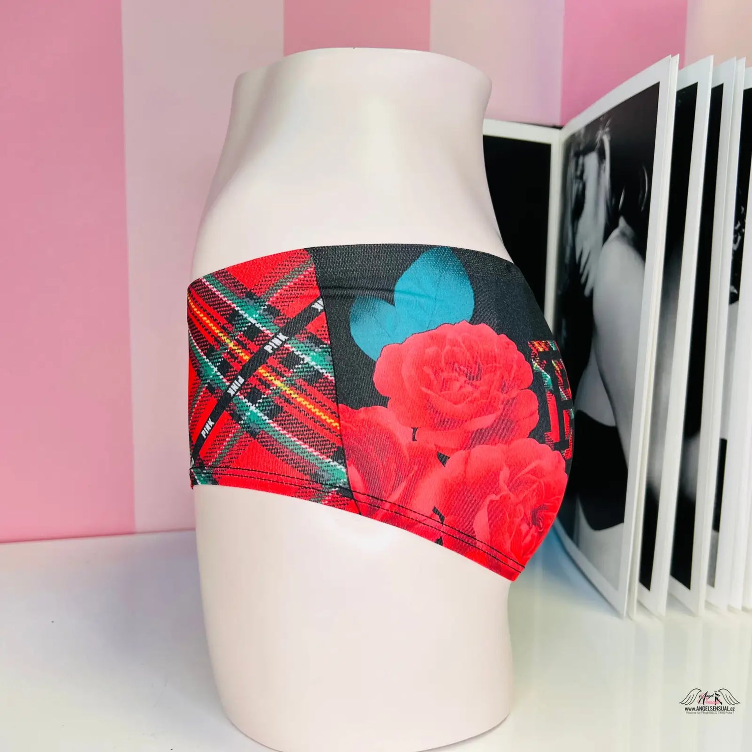 Červená růže na černobílo kostkované roušce s barevným motivem, apparel & accessories