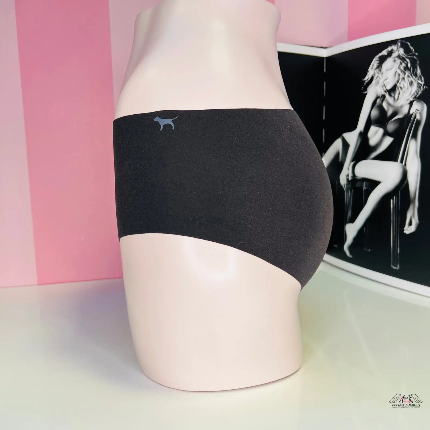Mannequin torso v černé barvě s logem Pink, Široké kalhotky PINK Kraťáskové Kalhotky