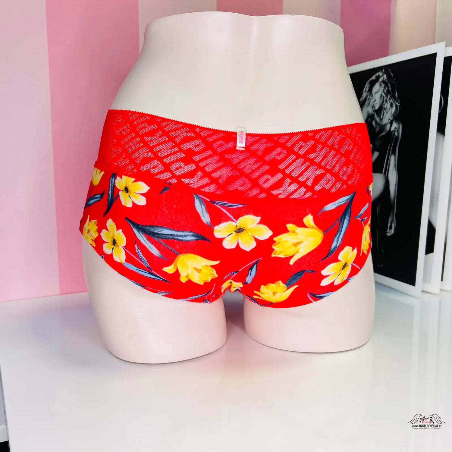 Logem pink ženské kalhotky s květinovým vzorem a širokou gumou na figuríně