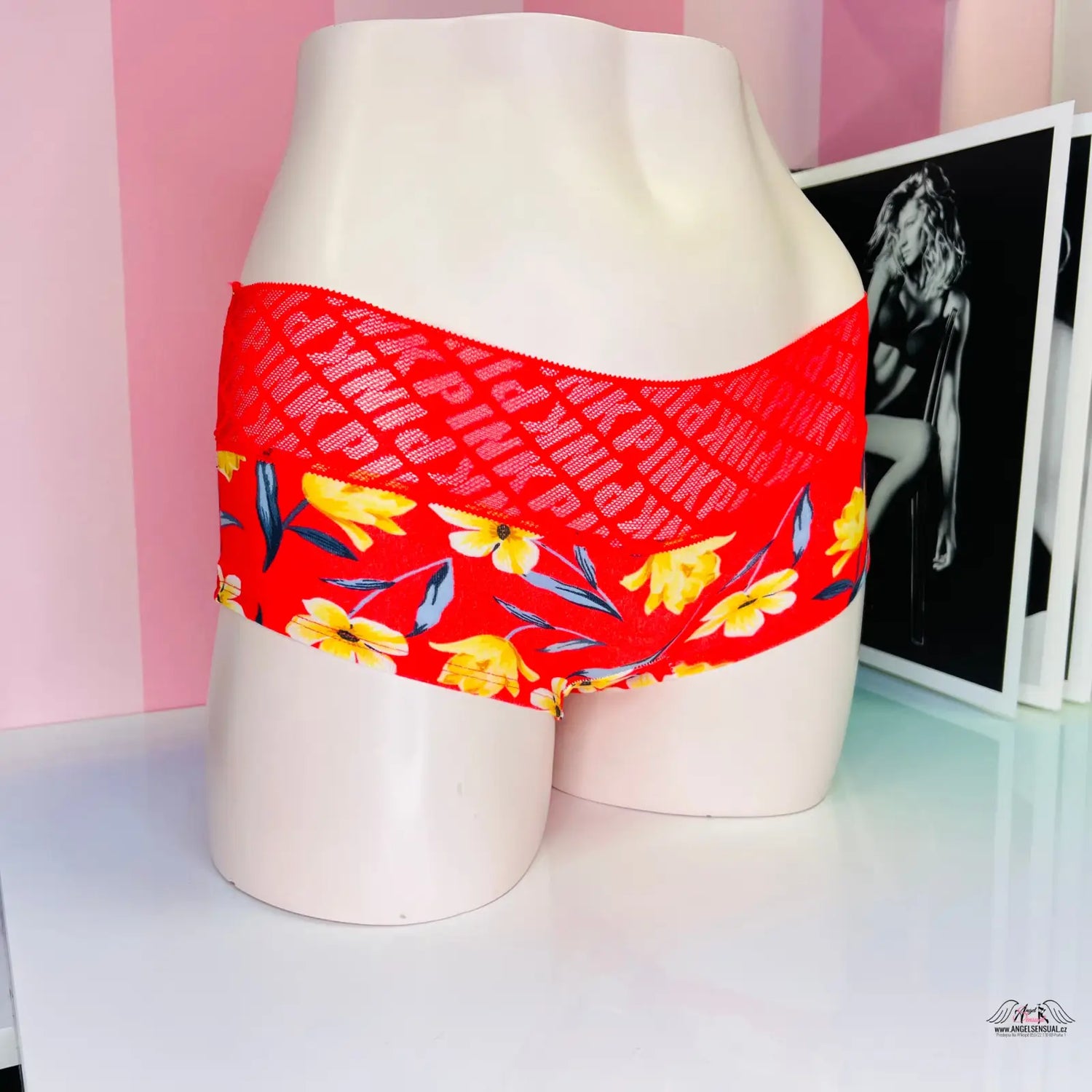 Colorové dámské kalhotky Logem Pink s širokou gumou a květinovým vzorem