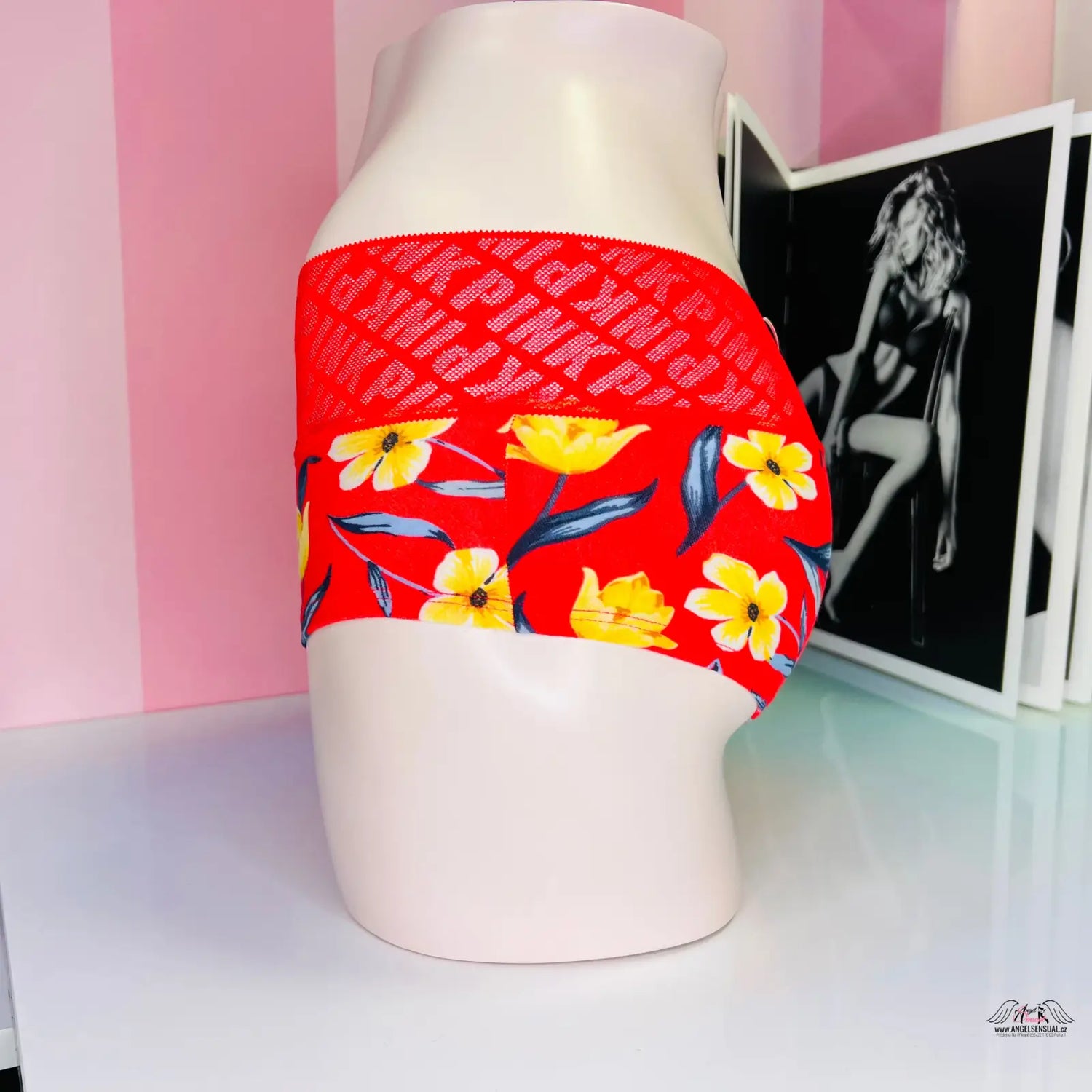 Ceramic mug s květinovým vzorem a logem pink, širokou gumou kolem středu