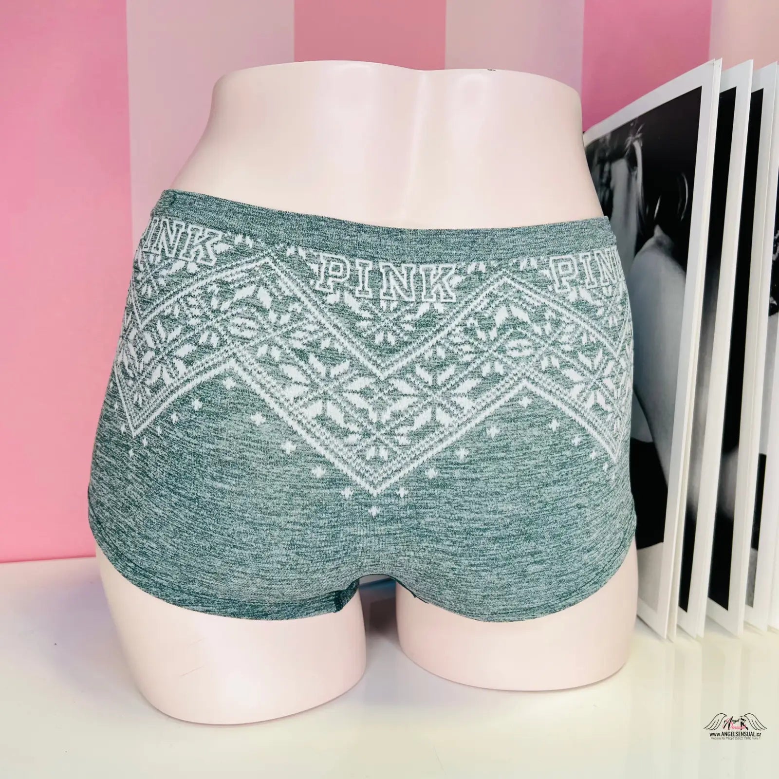 Žena v zelených vzorovaných kraťasových kalhotkách PINK Victoria’s Secret Pink zimním motivem