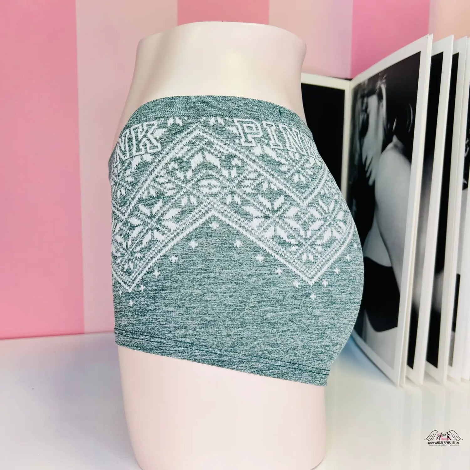 Obrázek bílé ženy s zeleno-bílým vzorem kalhotek PINK Kraťáskové Kalhotky s zimním motivem