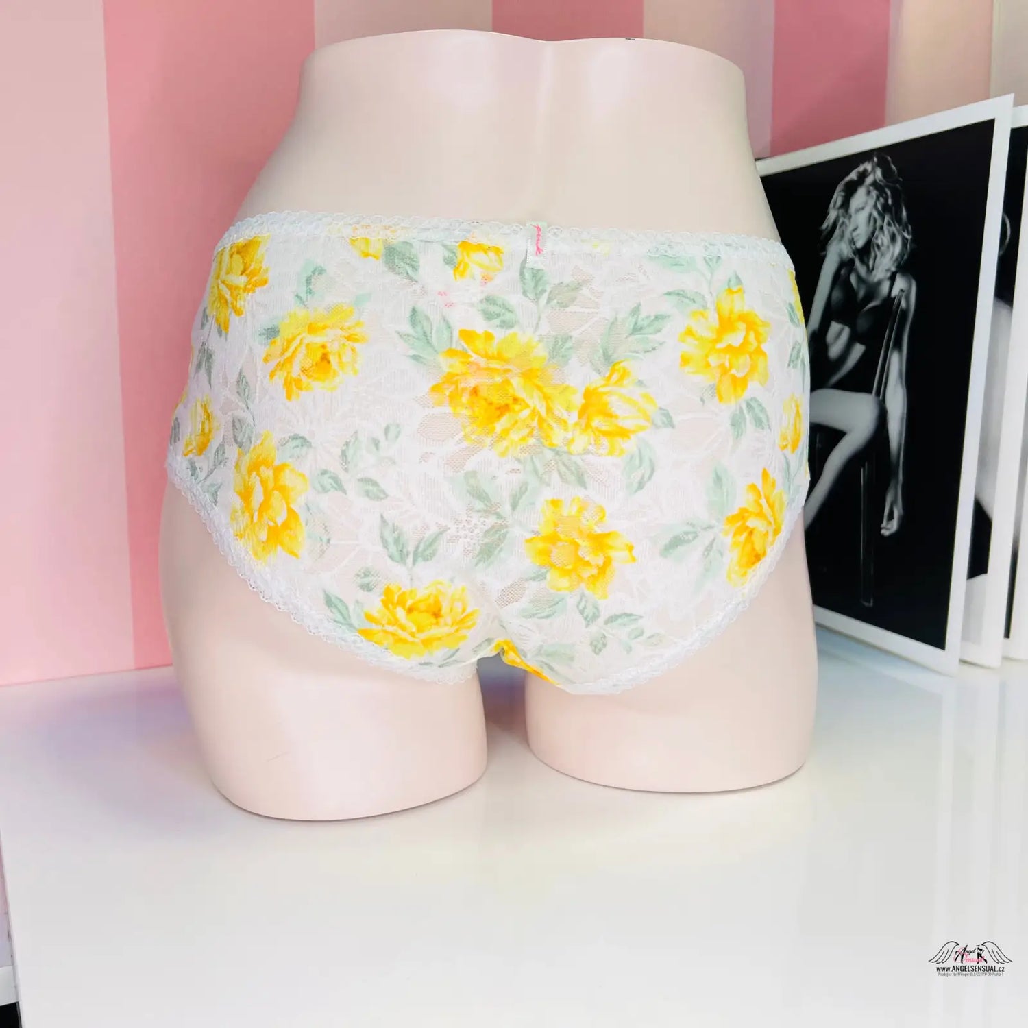 Elegantní květované kalhotky s vysokým pasem v bílé barvě s žlutým květinovým potiskem