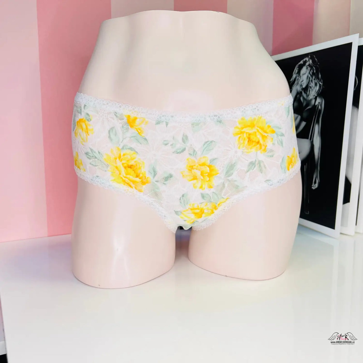 Manekýn zobrazuje elegantní květované kalhotky s vysokým pasem PINK Květované Kalhotky