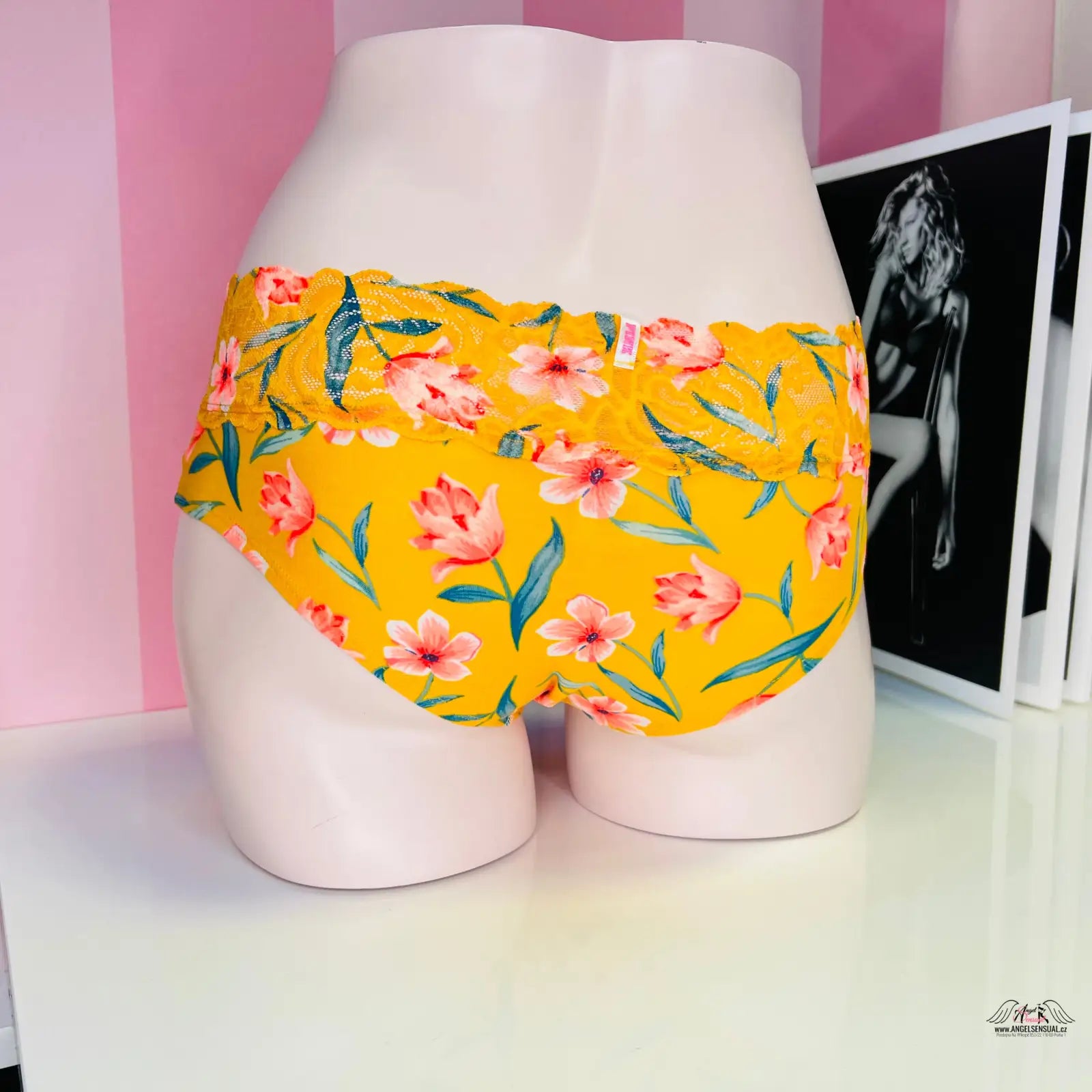 Yellow floral-patterned květované kalhotky s krajkovým detailem na modelu s romantickým nádechem