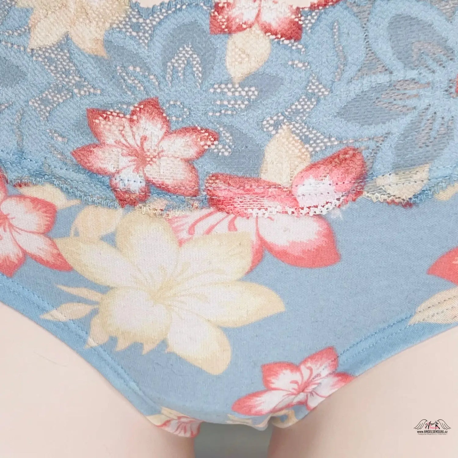 Květované kalhotky s motivy květin a romantickým nádechem na světle modré