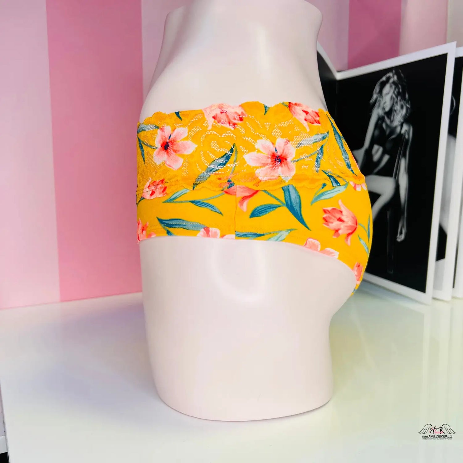 Žluté květované kalhotky s krajkovým detailem na manekýnu s motivy květin a romantickým nádechem