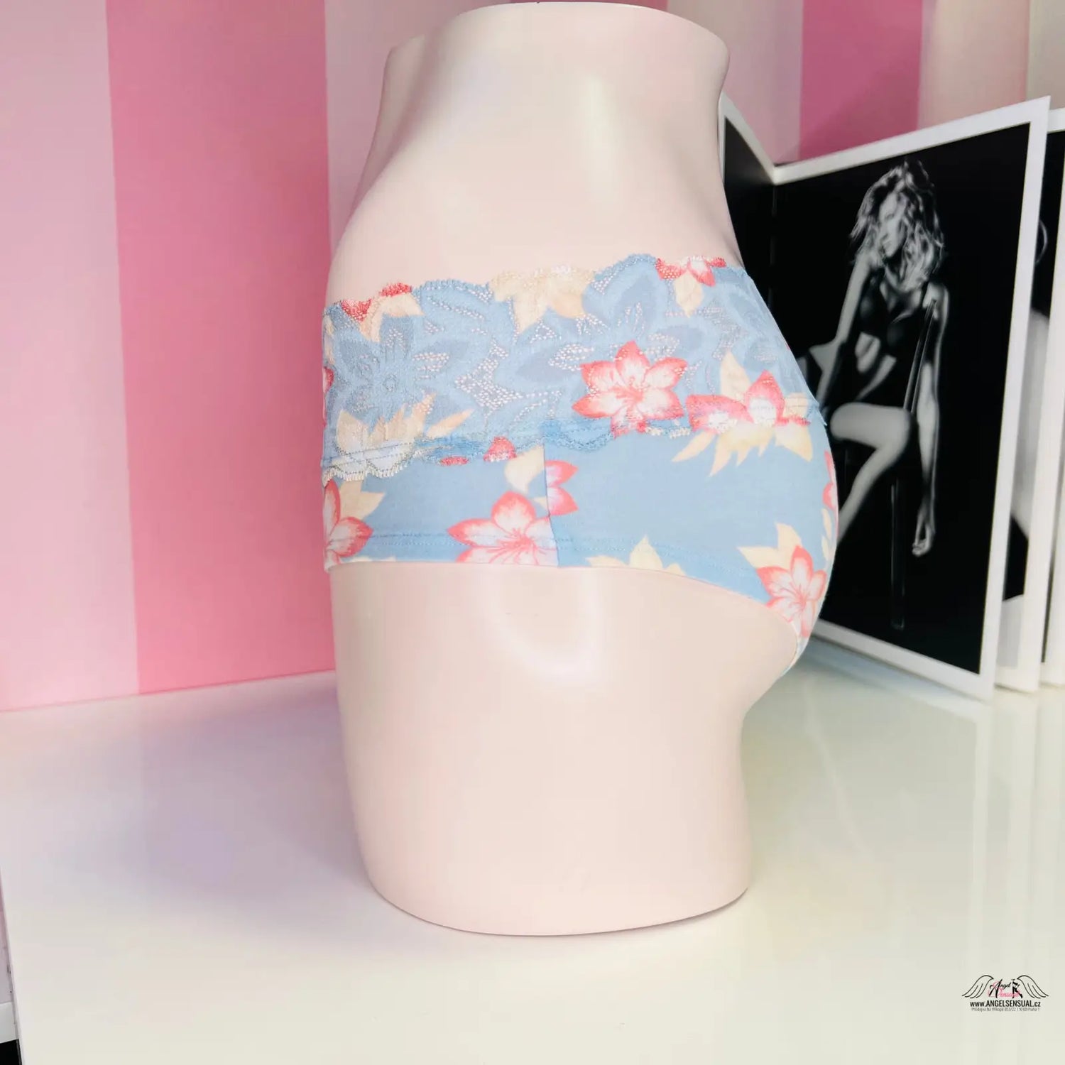 Ceramic vase s motivy květin a romantickým nádechem, detail kolem středu