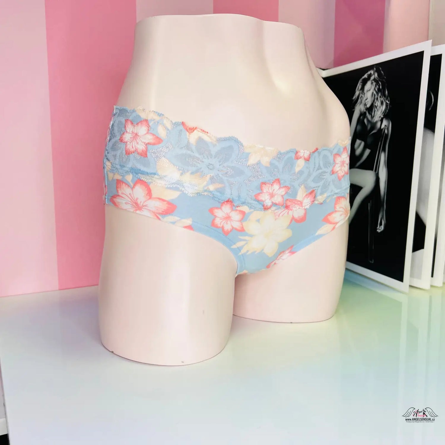 Mannequin torso v květovaných kalhotkách s krajkovým detailem s motivy květin a romantickým nádechem