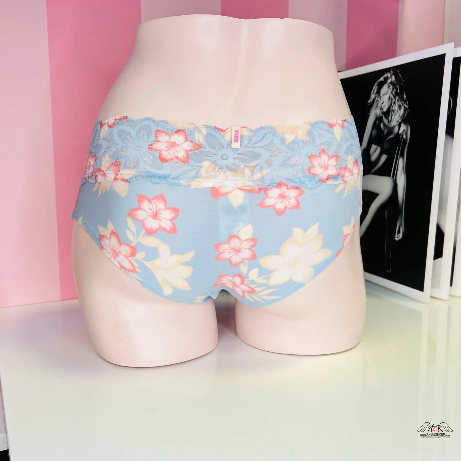 Květované kalhotky s krajkovým detailem na figuríně s motivy květin a romantickým nádechem