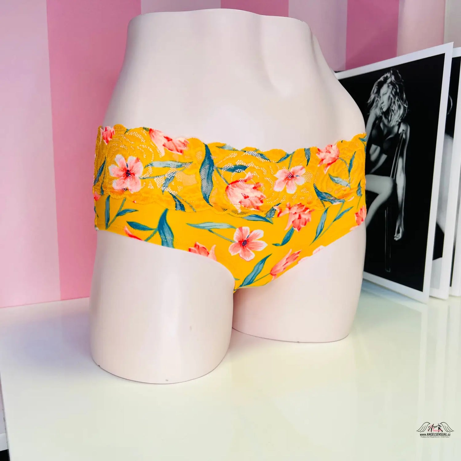 Manekýn torso v květované kalhotky s krajkovým detailem s romantickým nádechem