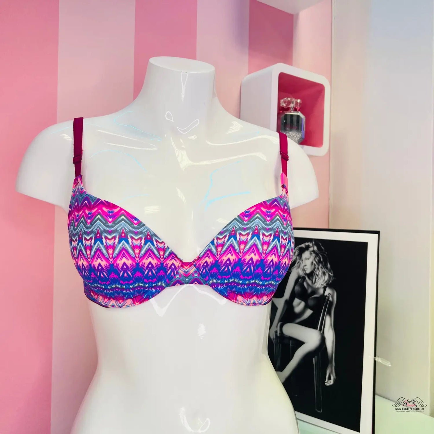 Stylová vzorovaná push podprsenka na figuríně s nastavitelnými ramínky a maximálním pohodlím