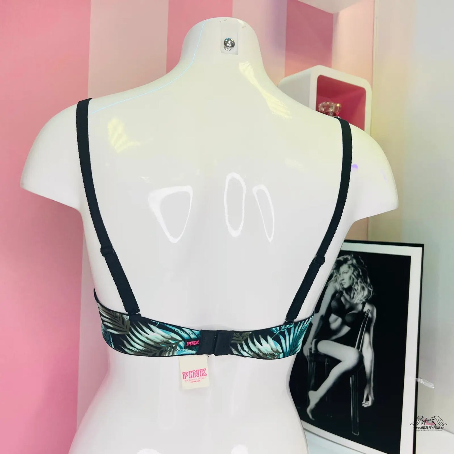 Stylová vzorovaná push podprsenka PINK s nastavitelnými ramínky na modelu