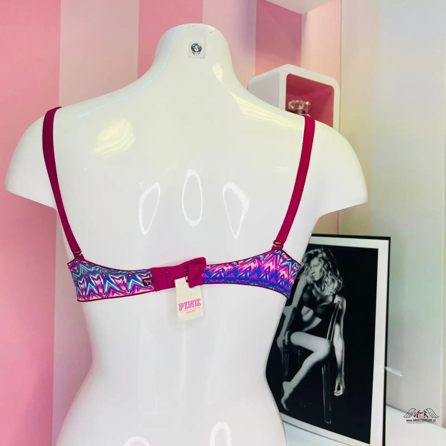 Stylová vzorovaná push podprsenka na figuríně s nastavitelnými ramínky a maximálním pohodlím